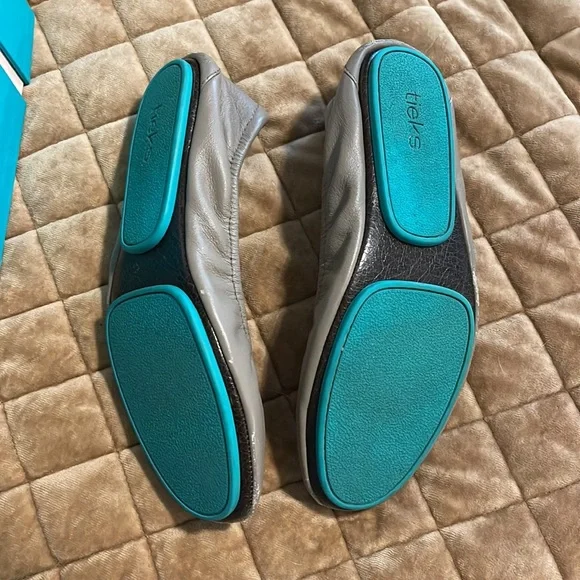 Tieks Taupe flat size 7 - Picture 4 of 6